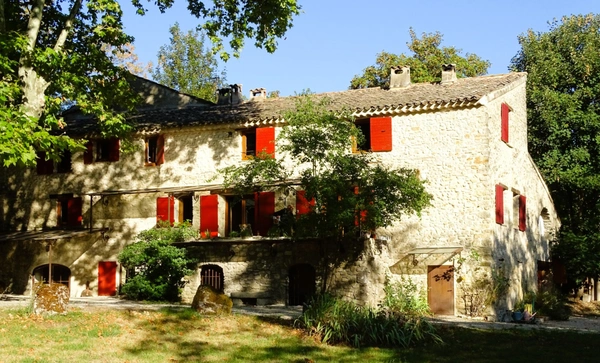 ANCIEN MOULIN XIXᵉ rénové – Parc 1,3 ha, rivière, source naturelle & 4 gîtes - Provence Forcalquier, 