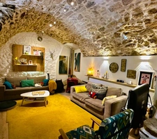 Maison en pierre de caractère au pied de la Sainte-Victoire : 3 chambres, terrasse, solarium – Provence, Bouches-du-Rhône.