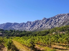 Maison en pierre de caractère au pied de la Sainte-Victoire : 3 chambres, terrasse, solarium – Provence, Bouches-du-Rhône.