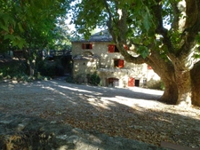 ANCIEN MOULIN XIXᵉ rénové – Parc 1,3 ha, rivière, source naturelle & 4 gîtes - Provence 