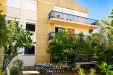 Like a house! Contemporary 4-room apartment with a private 530 m² garden and parking, in an Aix-en-Provence residential complex.