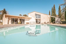 Maison de caractère avec piscine 5 pièces au cœur des vignes, double garage, 6000m2 terrain plat arboré, magnifique vue dans un environnement calme et privilégié, 20 minutes d’Aix-en-Provence.