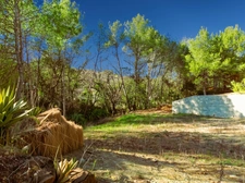 Beau terrain constructible avec importante emprise au sol quartier résidentiel, calme à 5 minutes du centre de Pourrières, 20 minutes d'Aix-en-Provence