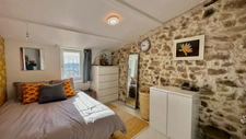 Maison en pierre de caractère au pied de la Sainte-Victoire : 3 chambres, terrasse, solarium – Provence, Bouches-du-Rhône.