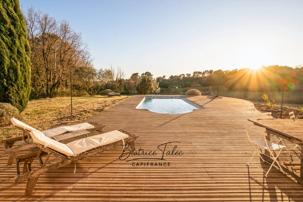 Maison de caractère avec piscine 5 pièces au cœur des vignes, 6000m2 terrain plat arboré, magnifique vue dans un environnement calme et privilégié, 20 minutes d’Aix-en-Provence.