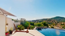 Villa contemporaine récente d’exception – Piscine à débordement, vue panoramique, calme et proximité du port, des p6lages – VAR Le Lavandou, quartier résidentiel prisé