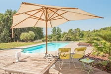 Maison de caractère avec piscine 5 pièces au cœur des vignes, double garage, 6000m2 terrain plat arboré, magnifique vue dans un environnement calme et privilégié, 20 minutes d’Aix-en-Provence.