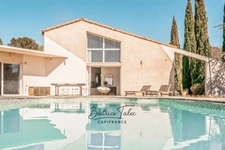 Maison de caractère avec piscine 5 pièces au cœur des vignes, double garage, 6000m2 terrain plat arboré, magnifique vue dans un environnement calme et privilégié, 20 minutes d’Aix-en-Provence.