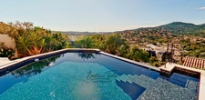Villa contemporaine récente d’exception – Piscine à débordement, vue panoramique, calme et proximité du port, des plages – VAR Le Lavandou, quartier résidentiel prisé