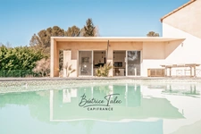 Maison de caractère avec piscine 5 pièces au cœur des vignes, double garage, 6000m2 terrain plat arboré, magnifique vue dans un environnement calme et privilégié, 20 minutes d’Aix-en-Provence.