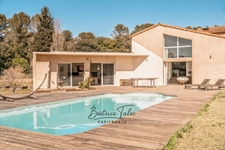 Maison de caractère avec piscine 5 pièces au cœur des vignes, double garage, 6000m2 terrain plat arboré, magnifique vue dans un environnement calme et privilégié, 20 minutes d’Aix-en-Provence.