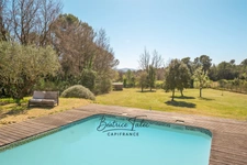 Maison de caractère avec piscine 5 pièces au cœur des vignes, double garage, 6000m2 terrain plat arboré, magnifique vue dans un environnement calme et privilégié, 20 minutes d’Aix-en-Provence.