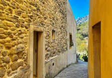 Maison en pierre de caractère au pied de la Sainte-Victoire : 3 chambres, terrasse, solarium – Provence, Bouches-du-Rhône.