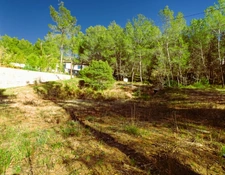Beau terrain constructible avec importante emprise au sol quartier résidentiel, calme à 5 minutes du centre de Pourrières, 20 minutes d'Aix-en-Provence