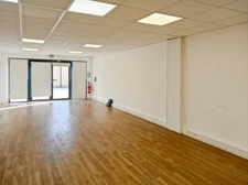 Rare à la vente Murs Local/bureau 66m2, immeuble récent, nombreuses places parkings proche de TRETS (13) à 25 minutes d'Aix-en-Provence