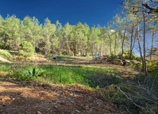 Beau terrain constructible avec importante emprise au sol quartier résidentiel, calme à 5 minutes du centre de Pourrières, 20 minutes d'Aix-en-Provence