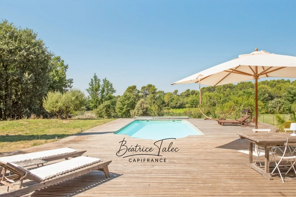 Maison de caractère avec piscine 5 pièces au cœur des vignes, 6000m2 terrain plat arboré, magnifique vue dans un environnement calme et privilégié, 20 minutes d’Aix-en-Provence.