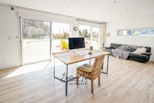 Maison de caractère avec piscine 5 pièces au cœur des vignes, double garage, 6000m2 terrain plat arboré, magnifique vue dans un environnement calme et privilégié, 20 minutes d’Aix-en-Provence.