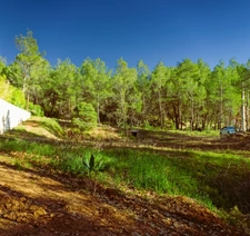 Beau terrain constructible avec importante emprise au sol quartier résidentiel, calme à 5 minutes du centre de Pourrières, 20 minutes d'Aix-en-Provence