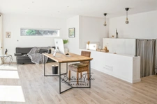 Maison de caractère avec piscine 5 pièces au cœur des vignes, double garage, 6000m2 terrain plat arboré, magnifique vue dans un environnement calme et privilégié, 20 minutes d’Aix-en-Provence.