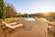 Maison de caractère avec piscine 5 pièces au cœur des vignes, double garage, 6000m2 terrain plat arboré, magnifique vue dans un environnement calme et privilégié, 20 minutes d’Aix-en-Provence.