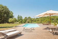 Maison de caractère avec piscine 5 pièces au cœur des vignes, double garage, 6000m2 terrain plat arboré, magnifique vue dans un environnement calme et privilégié, 20 minutes d’Aix-en-Provence.