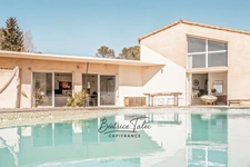 Maison de caractère avec piscine 5 pièces au cœur des vignes, double garage, 6000m2 terrain plat arboré, magnifique vue dans un environnement calme et privilégié, 20 minutes d’Aix-en-Provence.