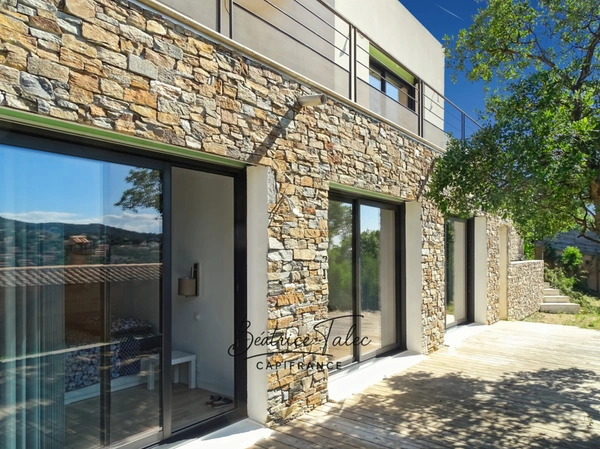 Villa contemporaine récente d’exception – Piscine à débordement, vue panoramique, calme et proximité du port, des p6lages – VAR Le Lavandou, quartier résidentiel prisé