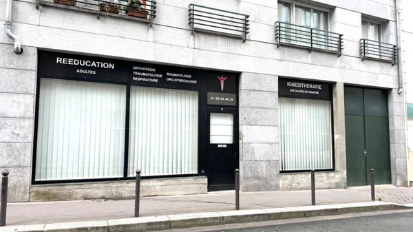 Local PARIS 19ème RDC avec grande réserve pour une surface totale de 115 m2 Carrez, place de parking, quai de déchargement