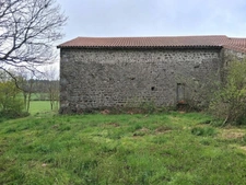 Sérénité et authenticité à l’entrée d’un hameau : un bien plein de potentiel SAINT DIDIER EN VELAY (43)