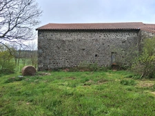 Sérénité et authenticité à l’entrée d’un hameau : un bien plein de potentiel SAINT DIDIER EN VELAY (43)