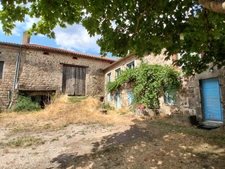 Sérénité et authenticité à l’entrée d’un hameau : un bien plein de potentiel SAINT DIDIER EN VELAY (43)