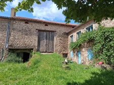 Sérénité et authenticité à l’entrée d’un hameau : un bien plein de potentiel SAINT DIDIER EN VELAY (43)