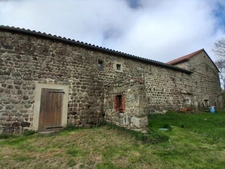 Sérénité et authenticité à l’entrée d’un hameau : un bien plein de potentiel SAINT DIDIER EN VELAY (43)