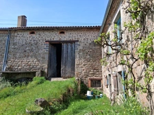 Sérénité et authenticité à l’entrée d’un hameau : un bien plein de potentiel SAINT DIDIER EN VELAY (43)