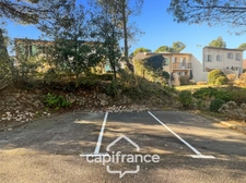 DOMAINE de PONT ROYAL, bastidon de 43 m2 ravalé et entretenu élevé d'un étage composé de 2 chambres, 1 place de parking et un jardin