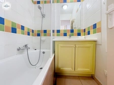 Domaine de Pont royal, spacieux et lumineux appartement de 41 m2,belle vue, localisé en angle, une chambre,  grande loggia terrasse, place de parking  sous la résidence 
