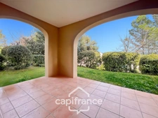 Domaine et golf de Pont Royal, appartement rare en angle et en rez-de-jardin de 42 m2 , 1 chambre double et une chambre lits supperposés , place de stationnement