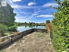 Appartement en Rez-de-jardin entièrement rénové vue LAC , 2 chambres , Climatisé avec Place de Parking 