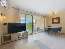 Appartement en Rez-de-jardin entièrement rénové vue LAC , 2 chambres , Climatisé avec Place de Parking 