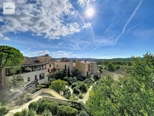 Domaine de Pont royal, spacieux et lumineux appartement de 41 m2,belle vue, localisé en angle, une chambre,  grande loggia terrasse, place de parking  sous la résidence 