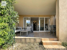 Appartement en Rez-de-jardin entièrement rénové vue LAC , 2 chambres , Climatisé avec Place de Parking 