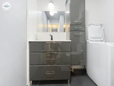Appartement en Rez-de-jardin entièrement rénové vue LAC , 2 chambres , Climatisé avec Place de Parking 