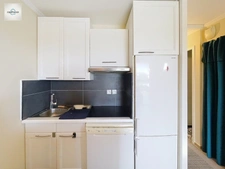 Appartement en Rez-de-jardin entièrement rénové vue LAC , 2 chambres , Climatisé avec Place de Parking 