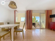 Domaine de Pont royal, spacieux et lumineux appartement de 41 m2,belle vue, localisé en angle, une chambre,  grande loggia terrasse, place de parking  sous la résidence 