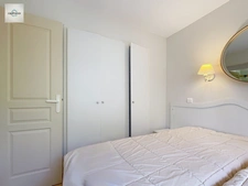 Domaine de Pont royal, spacieux et lumineux appartement de 41 m2,belle vue, localisé en angle, une chambre,  grande loggia terrasse, place de parking  sous la résidence 