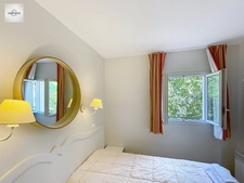 Domaine de Pont royal, spacieux et lumineux appartement de 41 m2,belle vue, localisé en angle, une chambre,  grande loggia terrasse, place de parking  sous la résidence 