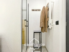 Appartement 40m2 rénové et climatisé, en rez de jardin , une chambre et sa salle de douche, sa terrasse couverte ,, piscine résidentielle intimiste