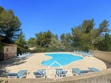 Renovated and air-conditioned 40m2 ground-floor apartment with one bedroom and shower room, covered terrace, and access to a private residential swimming pool.