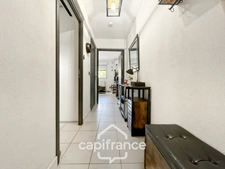 Appartement 40m2 rénové et climatisé, en rez de jardin , une chambre et sa salle de douche, sa terrasse couverte ,, piscine résidentielle intimiste